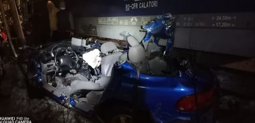 Maşină lovită de tren în judeţul Suceava – O persoană a murit şi trei au fost rănite